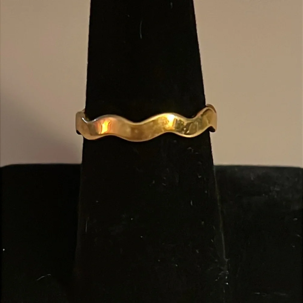 VINTAGE Avon Elegant Gold-Tone Wavy Ring, Size 8.75 - Picture 3 of 5